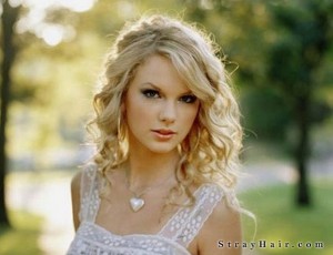 taylor swift long wavy hairstyle